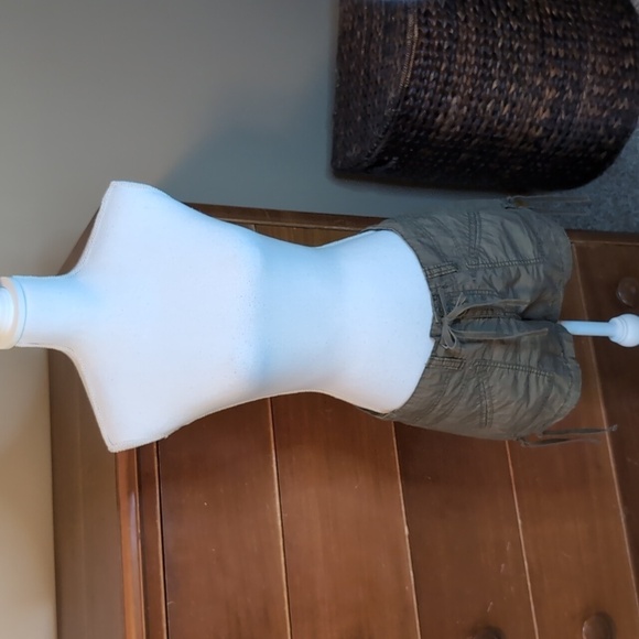 Old Navy Army GREEN Khaki Shorts Sits below Waist SZ8 - Picture 2 of 11